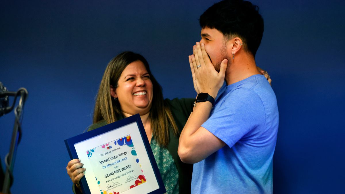 Michael Vargas sorprendido mientras le entregan el primer premio de podcast