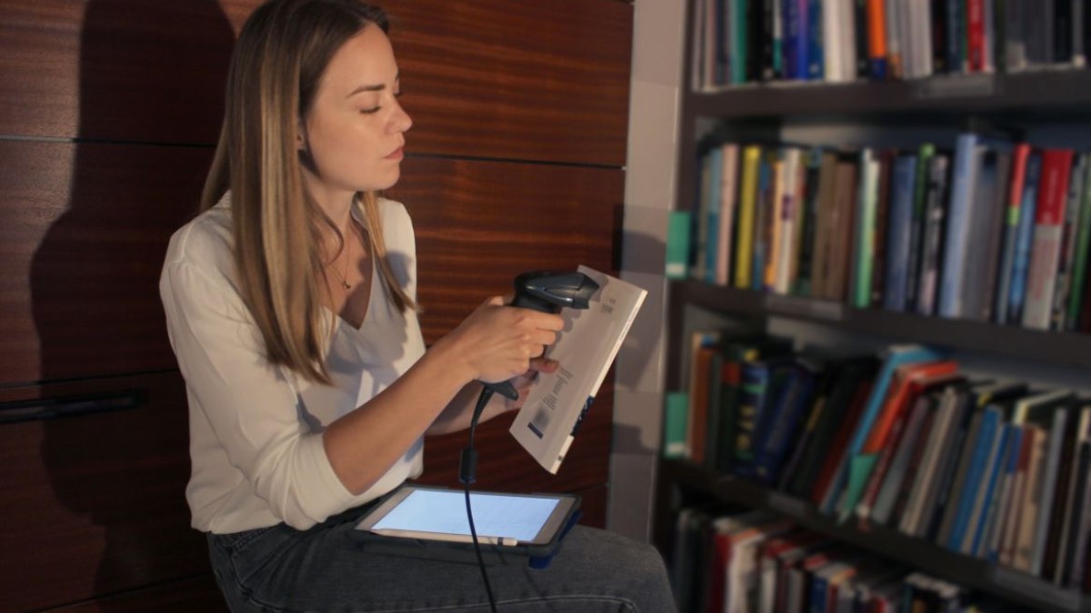 Una bibliotecaria durante su jornada