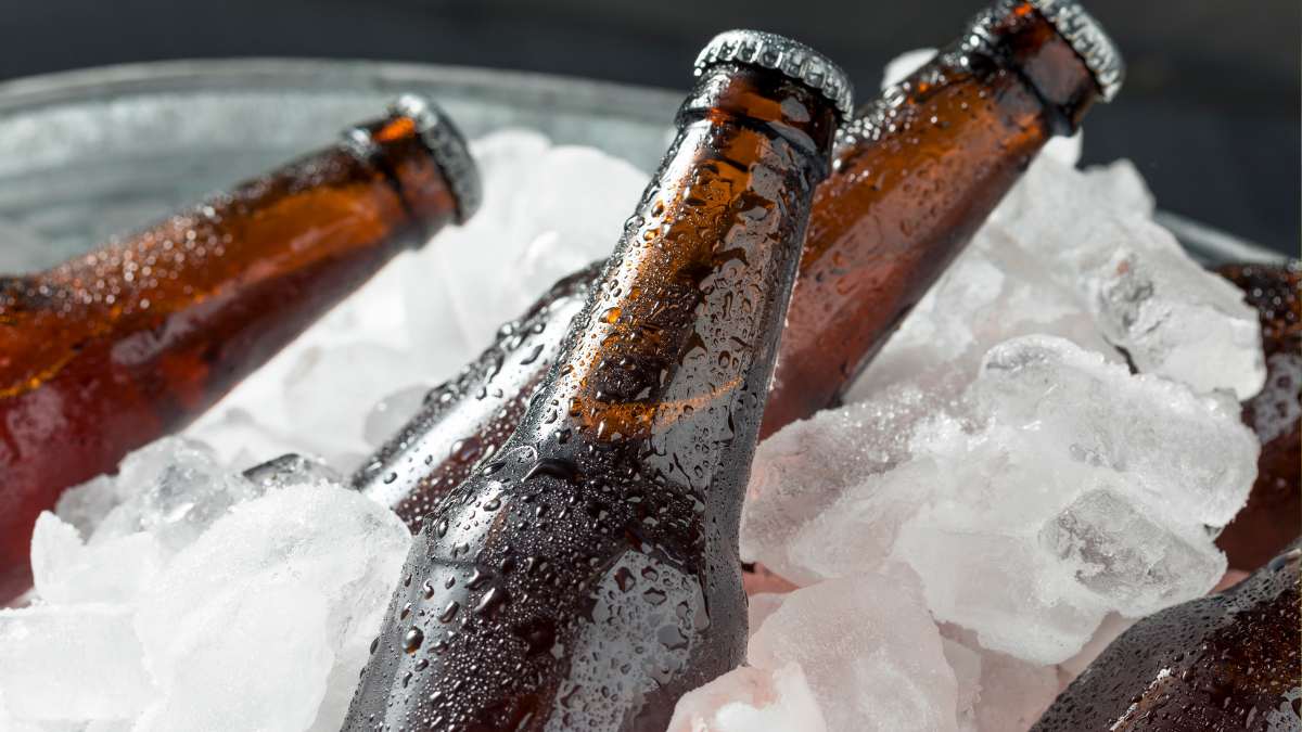 Botellas de cerveza con hielo