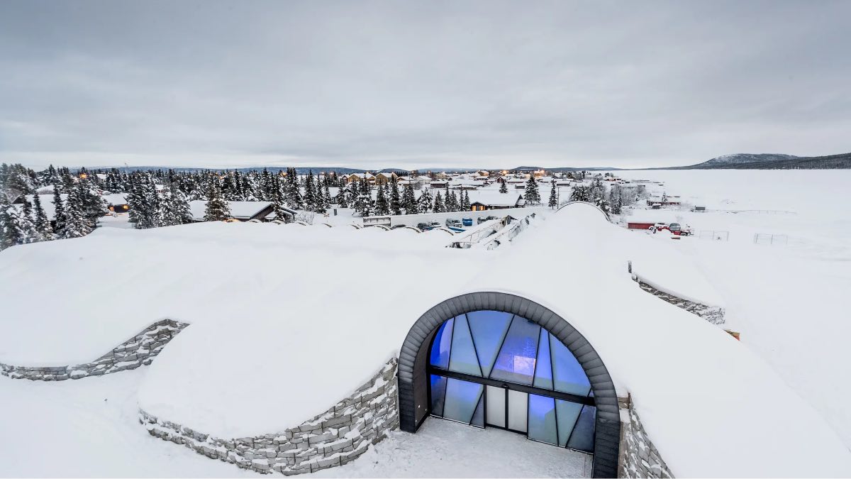 Entrada del Icehotel con todo nevado