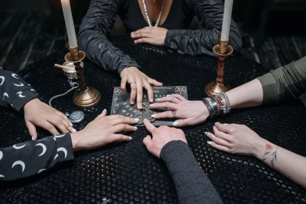 Un grupo jugando a la 'ouija' 