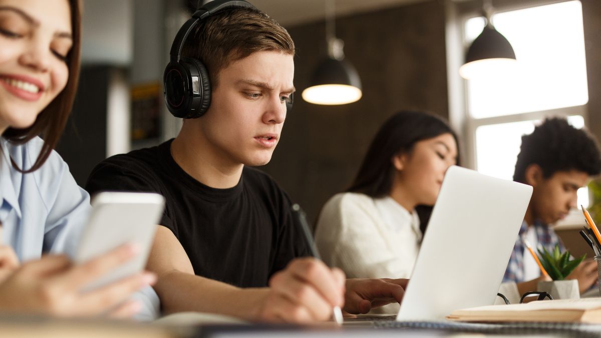 Un grupo de estudiantes en una biblioteca.