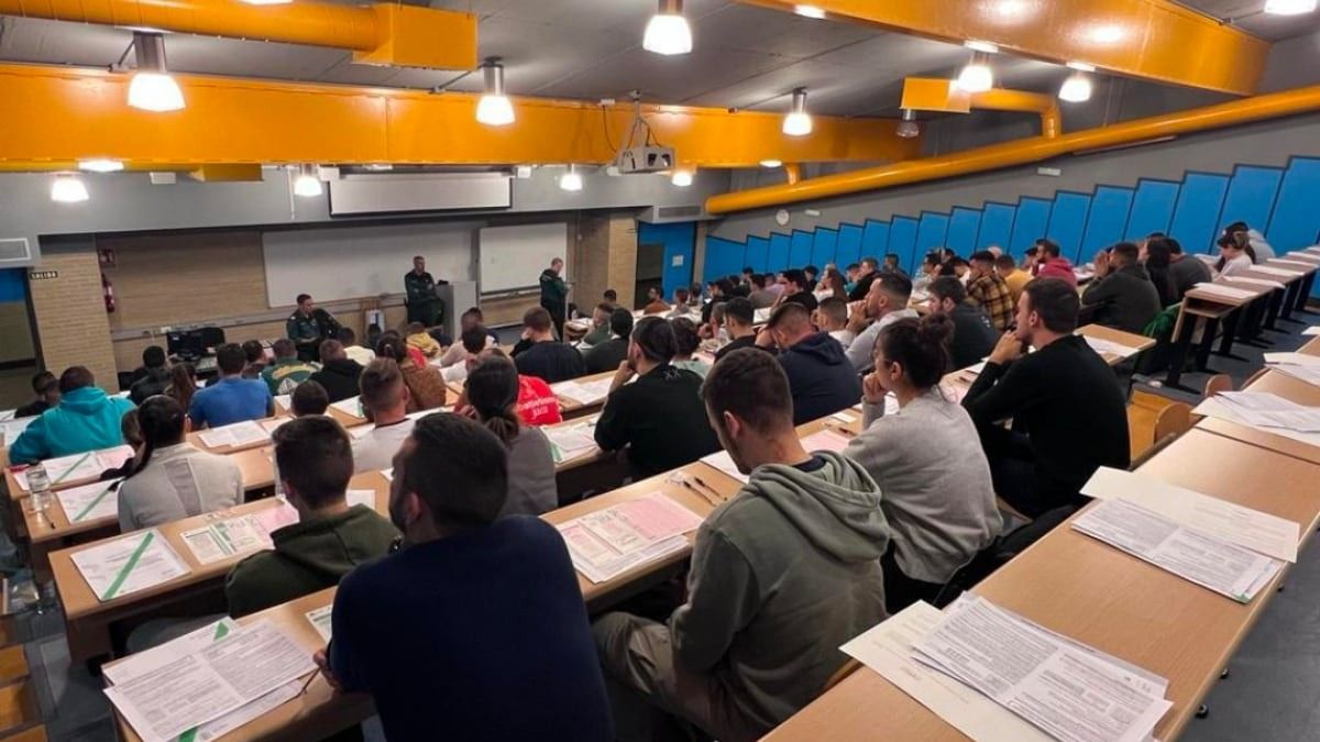 Un grupo de estudiantes espera realizar el examen de oposiciones.