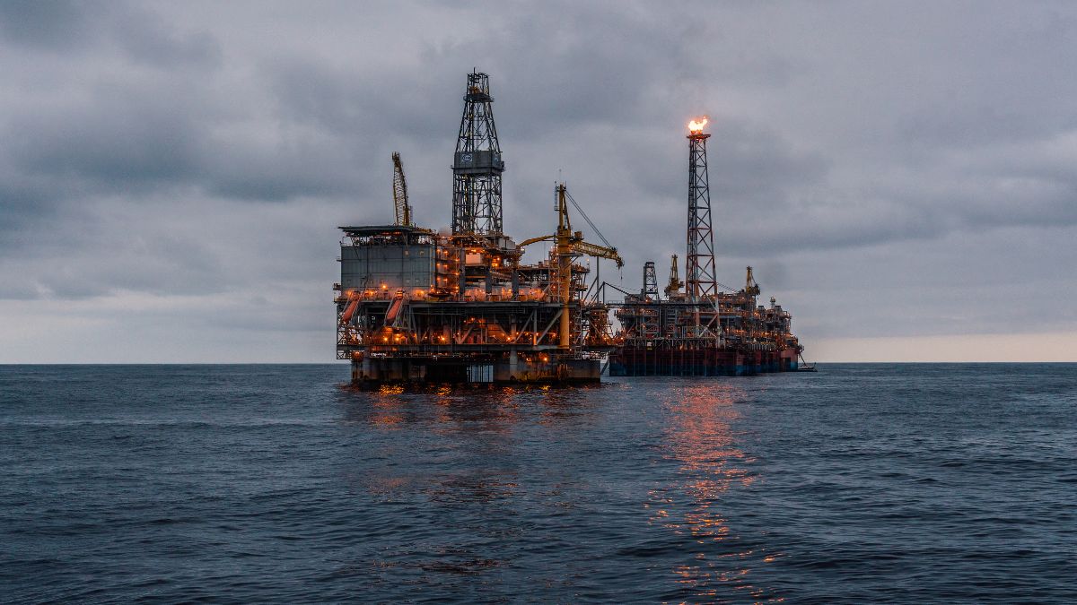 Una plataforma petrolífera en medio del mar.