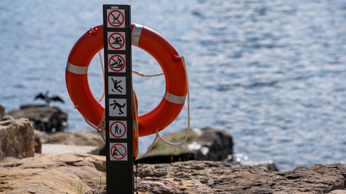 Un flotador de salvamento con instrucciones para evitar ahogamientos