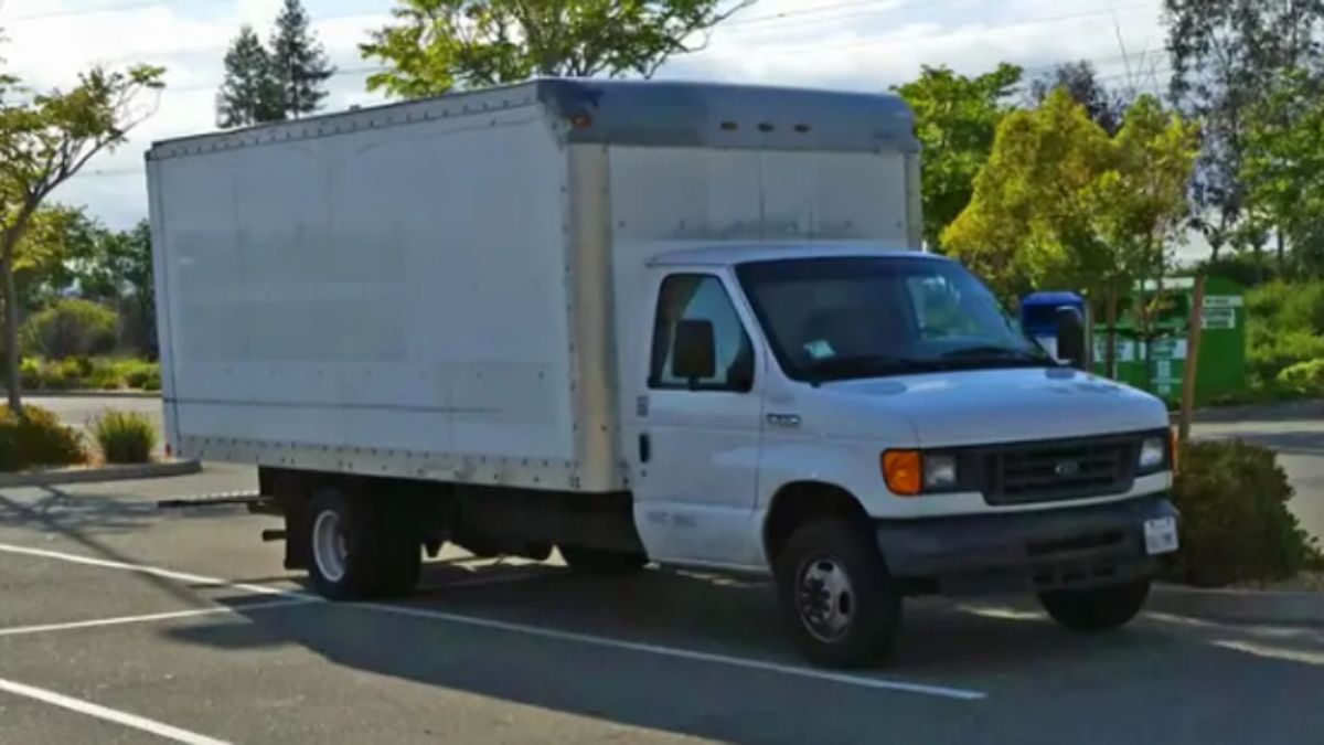 La furgoneta donde vive el trabajador de Google, aparcada en el parking.