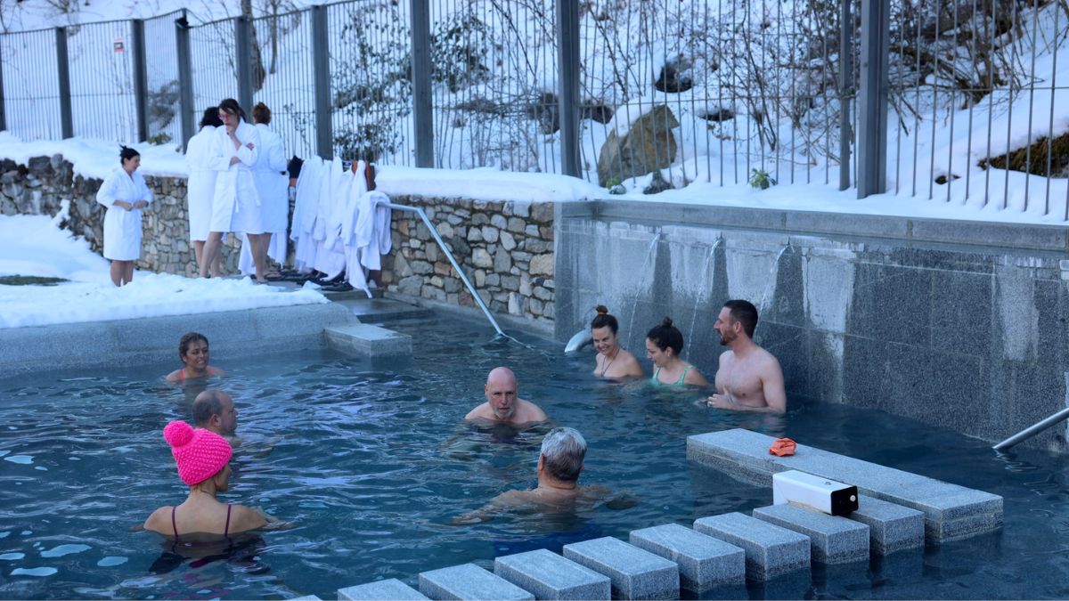 Grupo de personas se baña en las termas