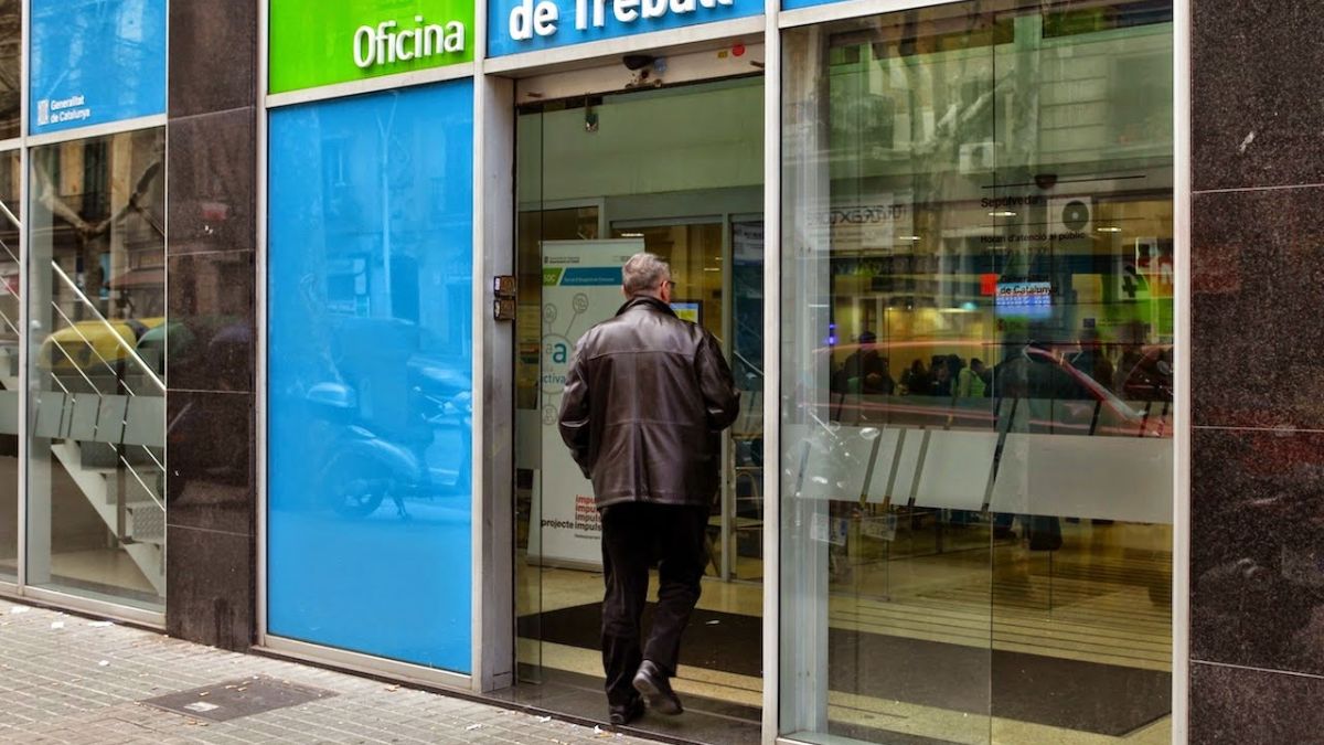 Un hombre entra en la oficina de trabajo de Cataluña.