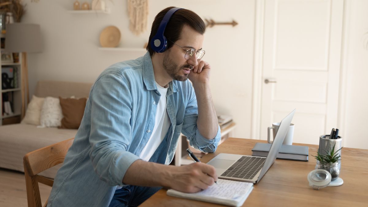 Un hombre con gafas mira la pantalla de su ordenador.