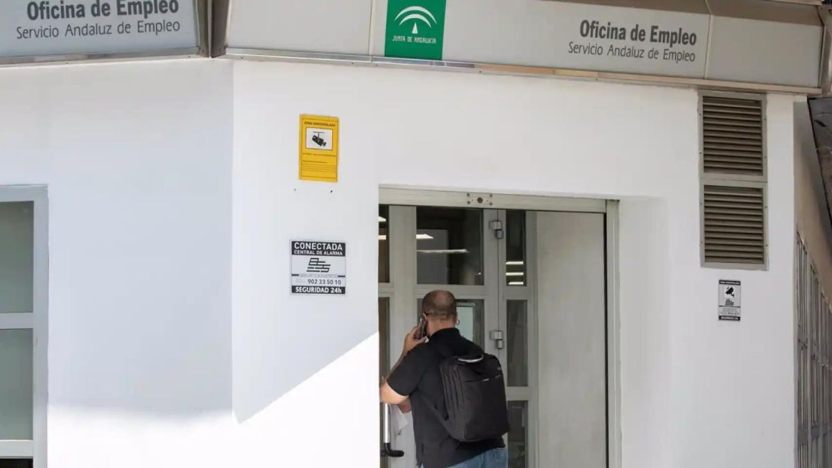 Un hombre hablando por teléfono entra en una oficina del SAE.