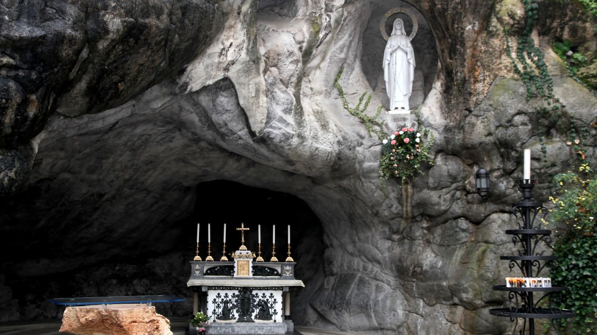 Imagen de la Gruta de la Aparición, en Lourdes.