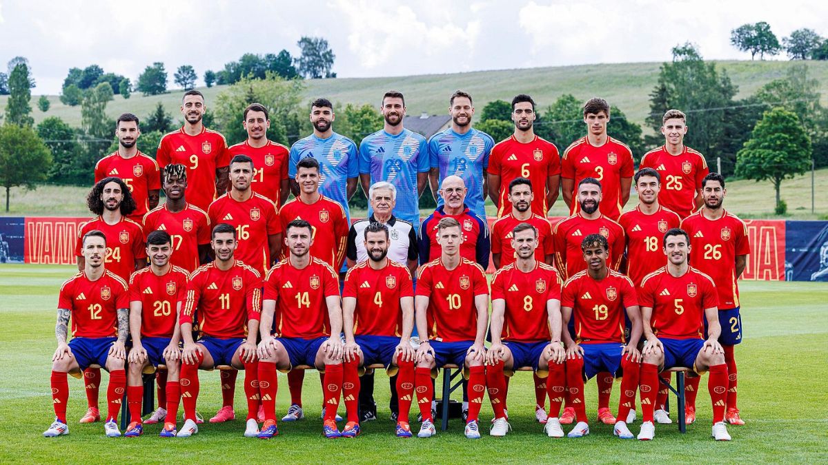 Fotografía de los jugadores de la selección española, posando para los medios.