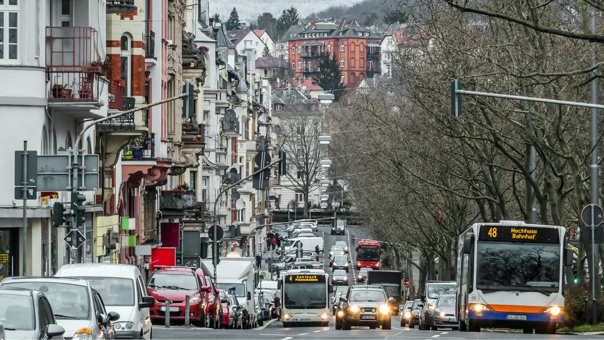 Vehículos circulan por las calles de Wiesbaden 