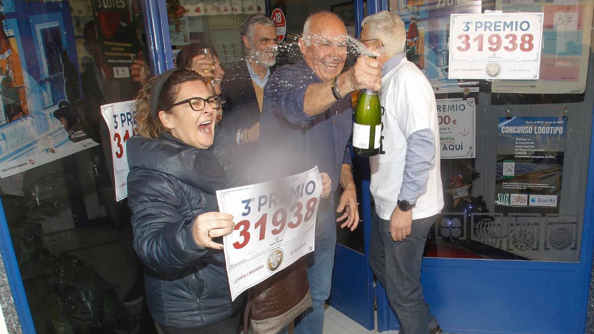Personas celebrando el tercer premio de la Lotería de Navidad 2023