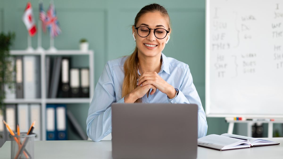 Una maestra imparte clases online.