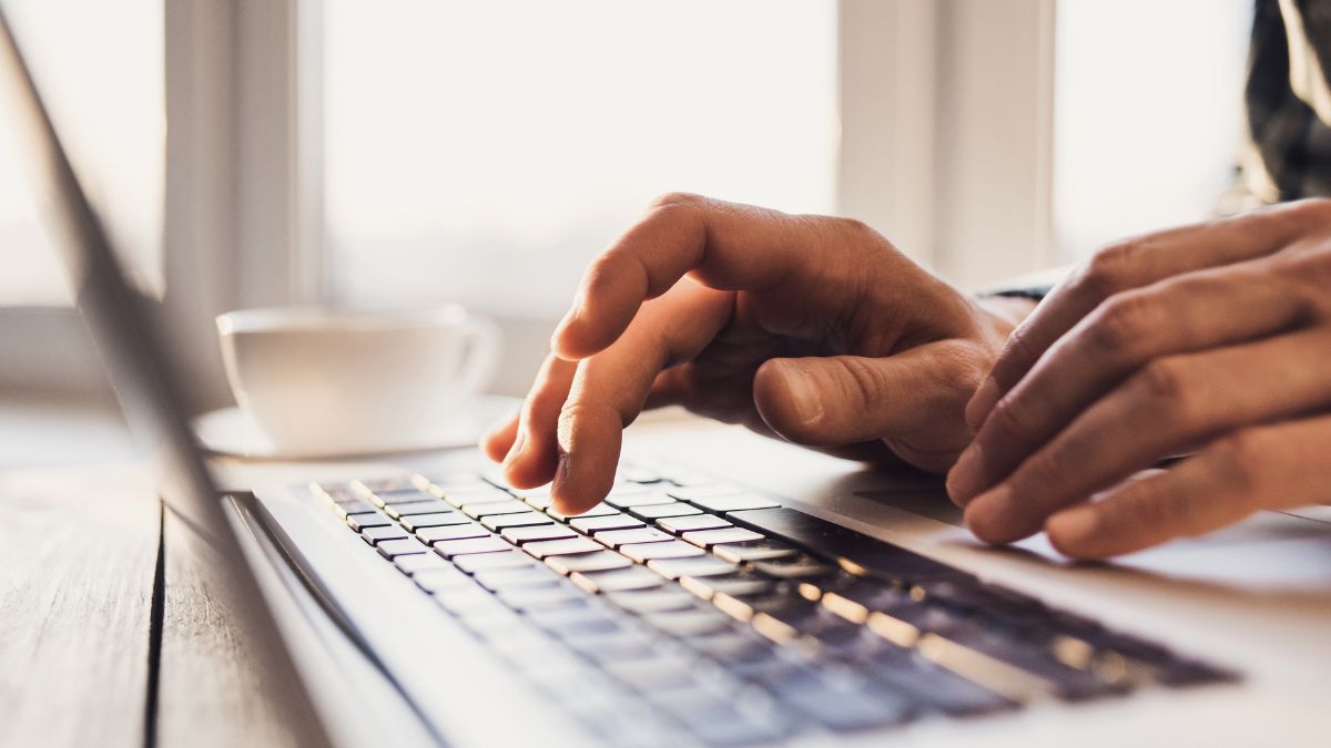 Manos escribiendo en el teclado de un ordenador.