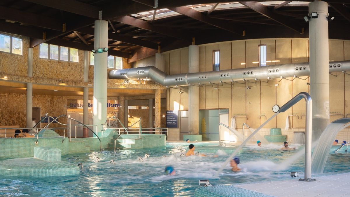 Un grupo de mayores bañándose en el Balneario de Archena.