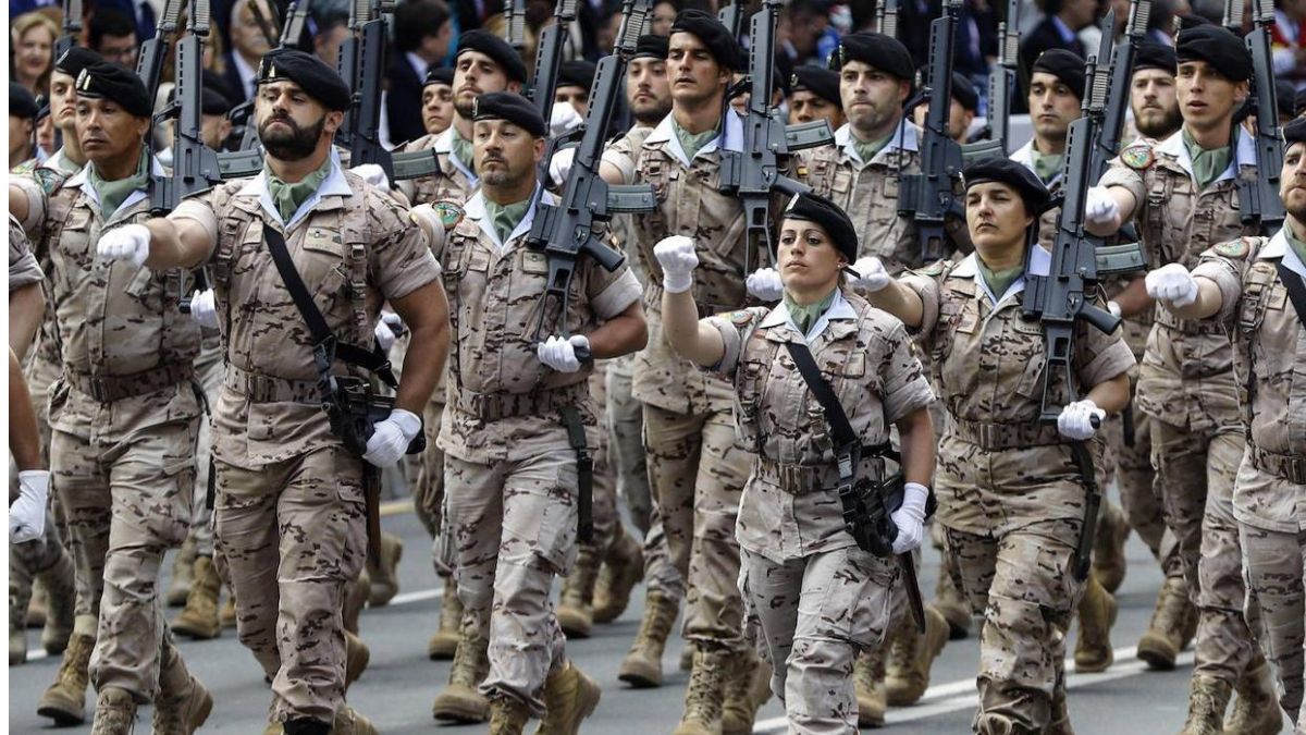 Varios militares durante un desfile de las Fuerzas Armadas.