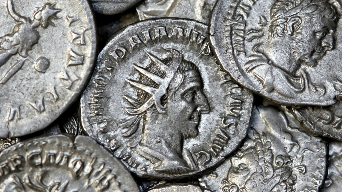 Monedas romanas de la época del emperador Trajano.