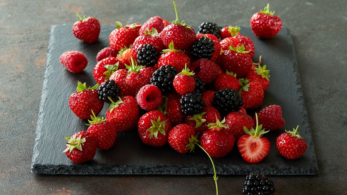 Un plato de mora con fresas.