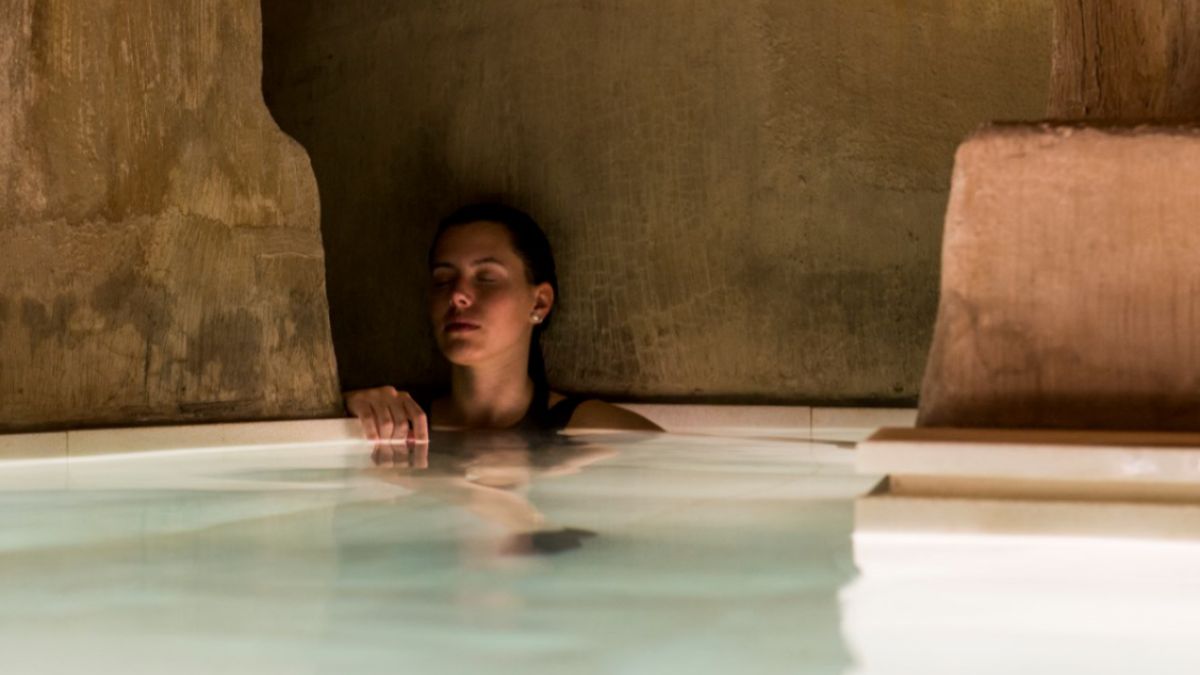 Una mujer disfruta de las aguas termales en Vallés.