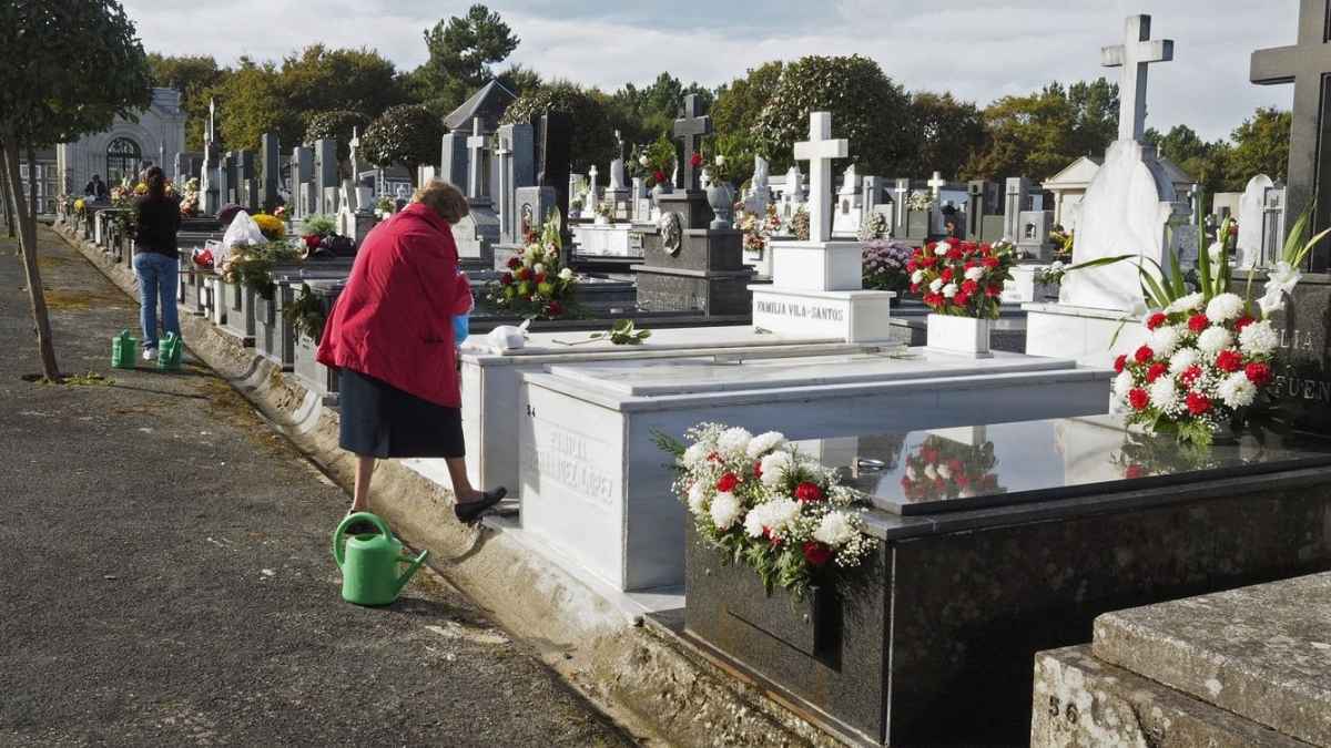 Mujer limpiando el cementerio