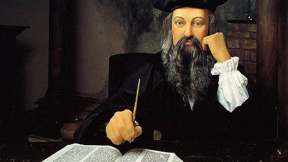 Nostradamus escribe en un libro.