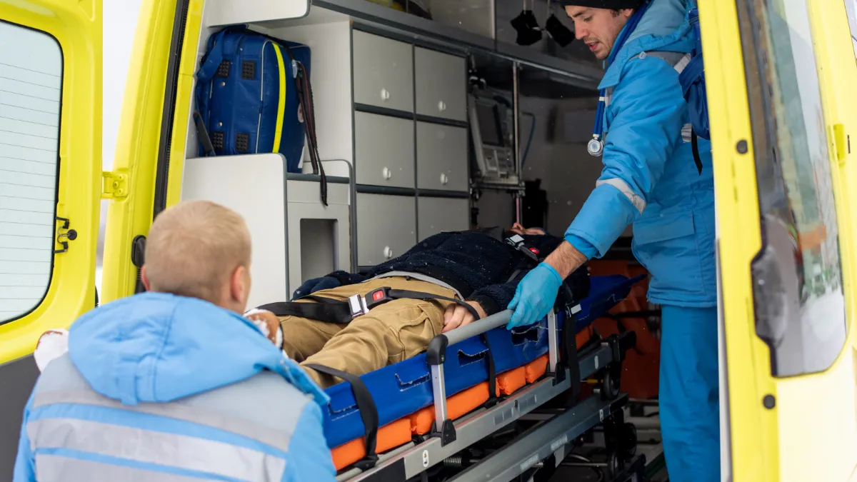 celadores trabajando en una ambulancia