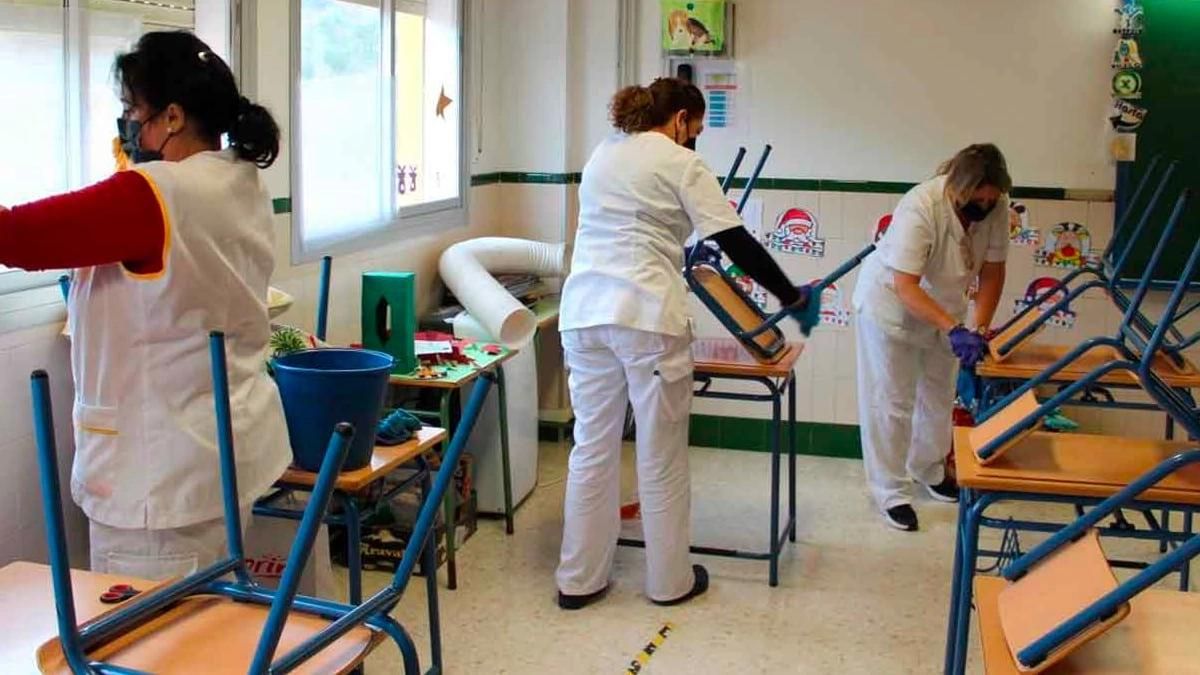 Personal de limpieza trabaja en un colegio.