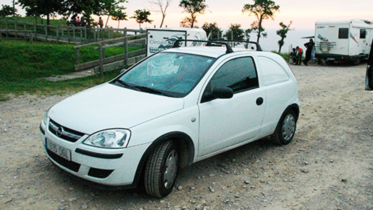 Un coche en la carretera