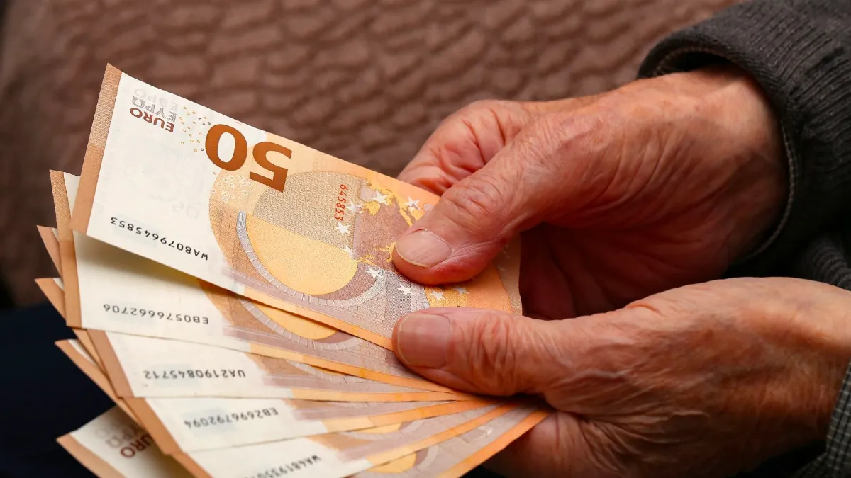 Billetes de 50 euros sostenidos por un pensionista
