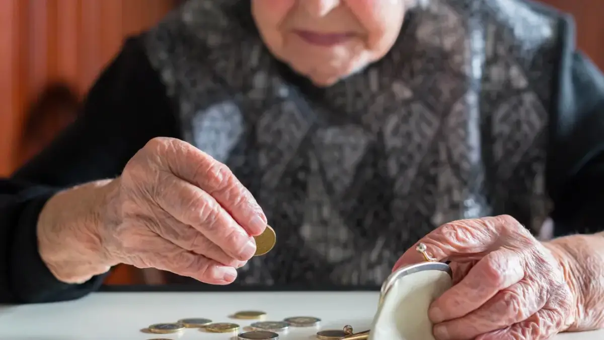 Pensionista cuenta monedas de euros