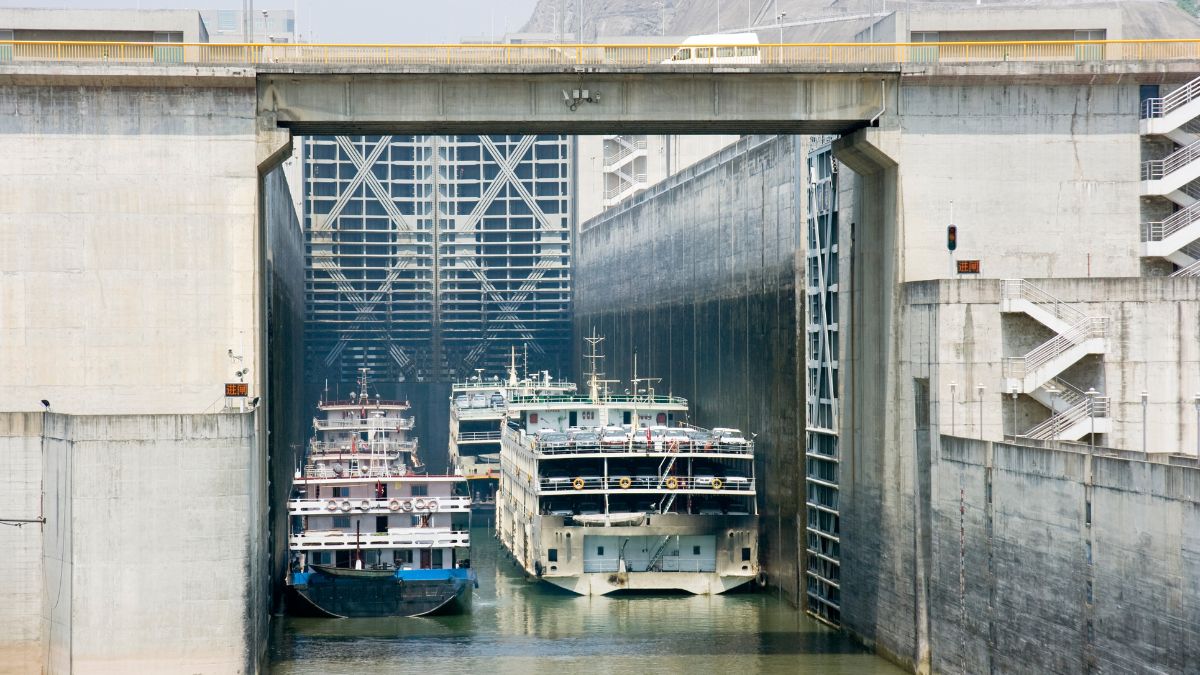 Primera puerta en la presa de las Tres Gargantas, con barcos.