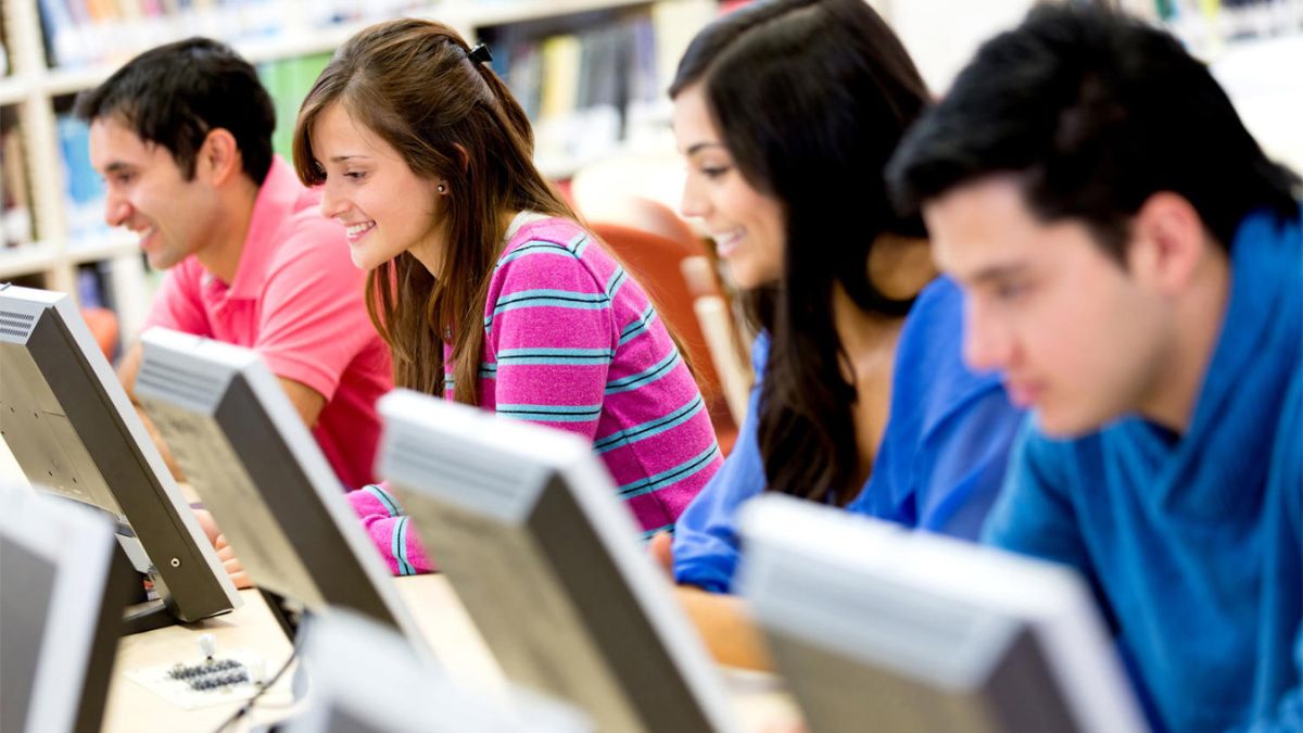 Profesores de la pataforma dando clases online.