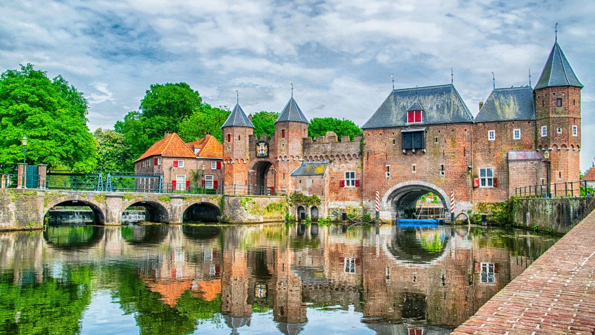 Un puente sobre un río en Holanda.