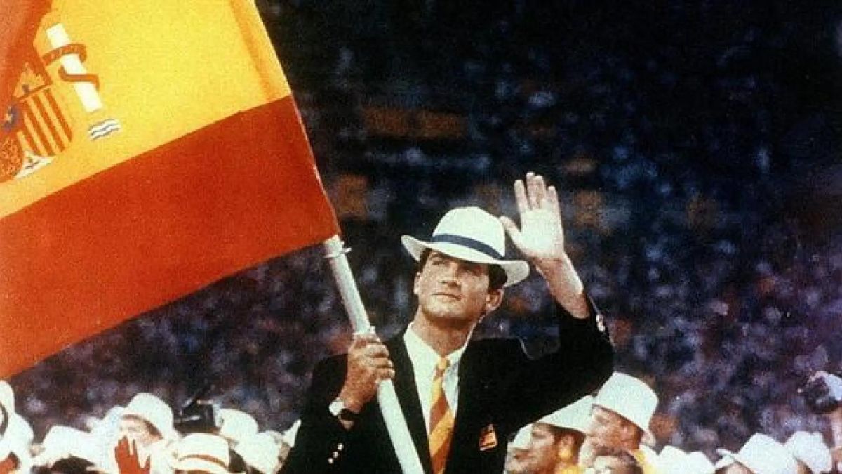 El rey Felipe portando una bandera de España en la ceremonia de inauguración de Barcelona 92.