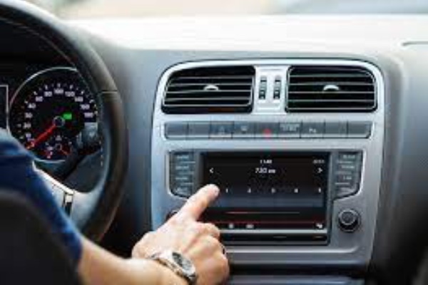 Poner la radio del coche acarrea multas de la DGT