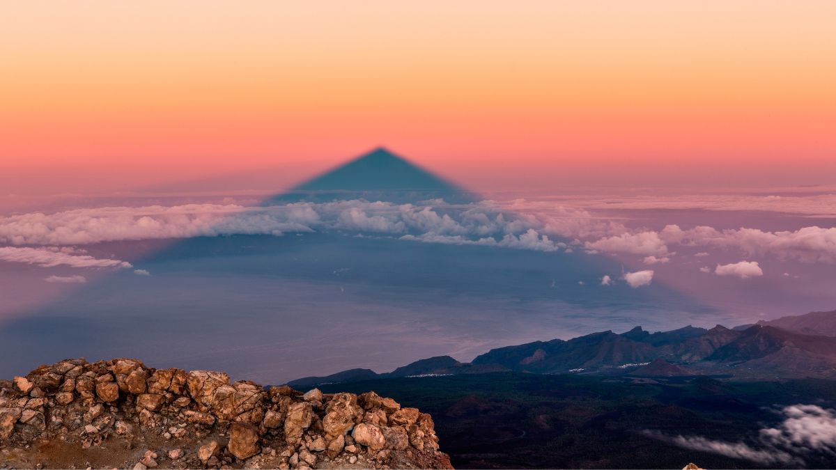 La sombra del Teide sobre el mar.