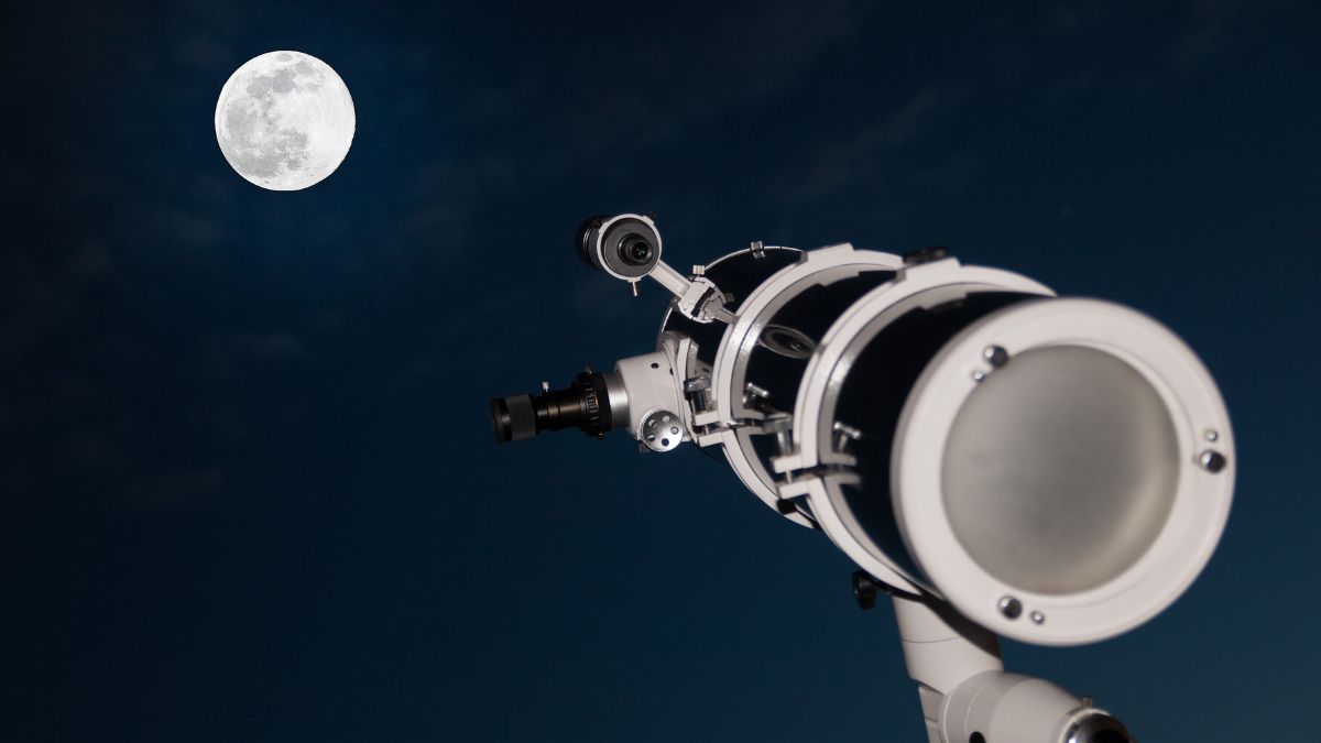 Un telescopio apuntando a la Luna.