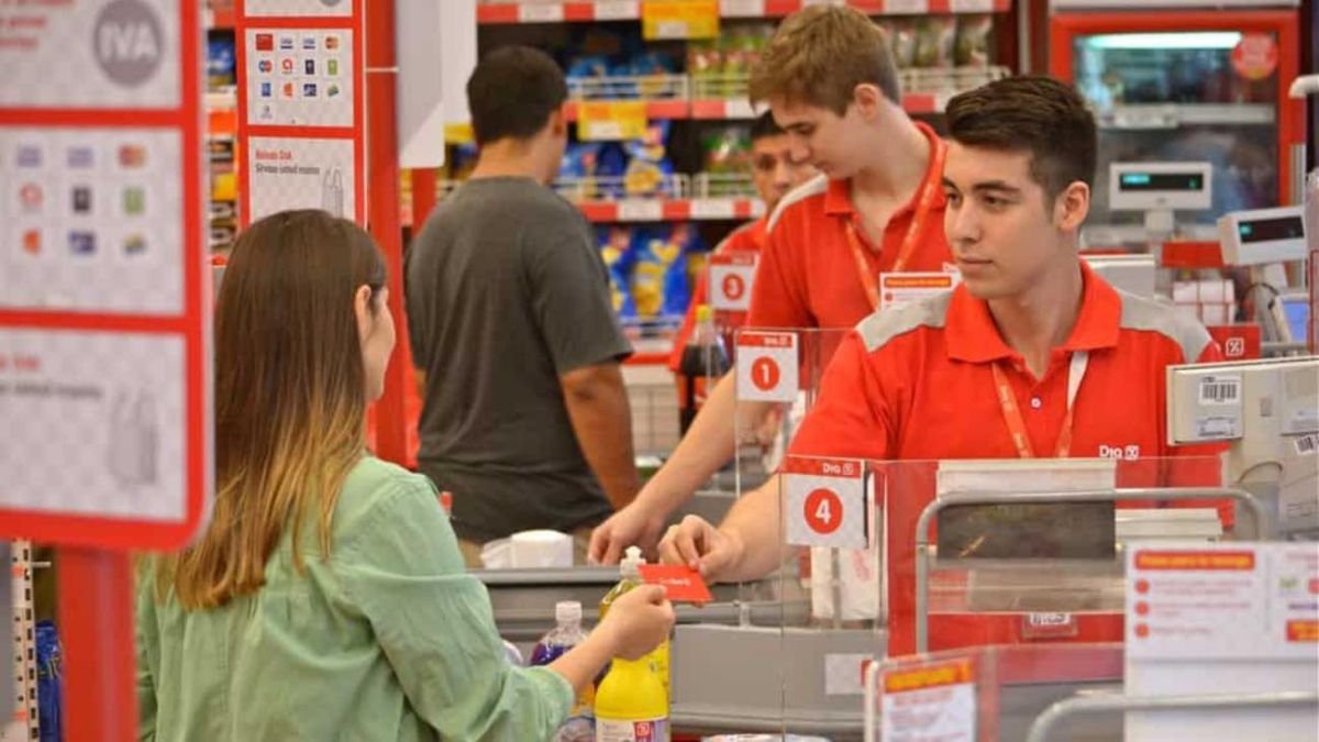 Un trabajador de supermercados DIA en la caja.