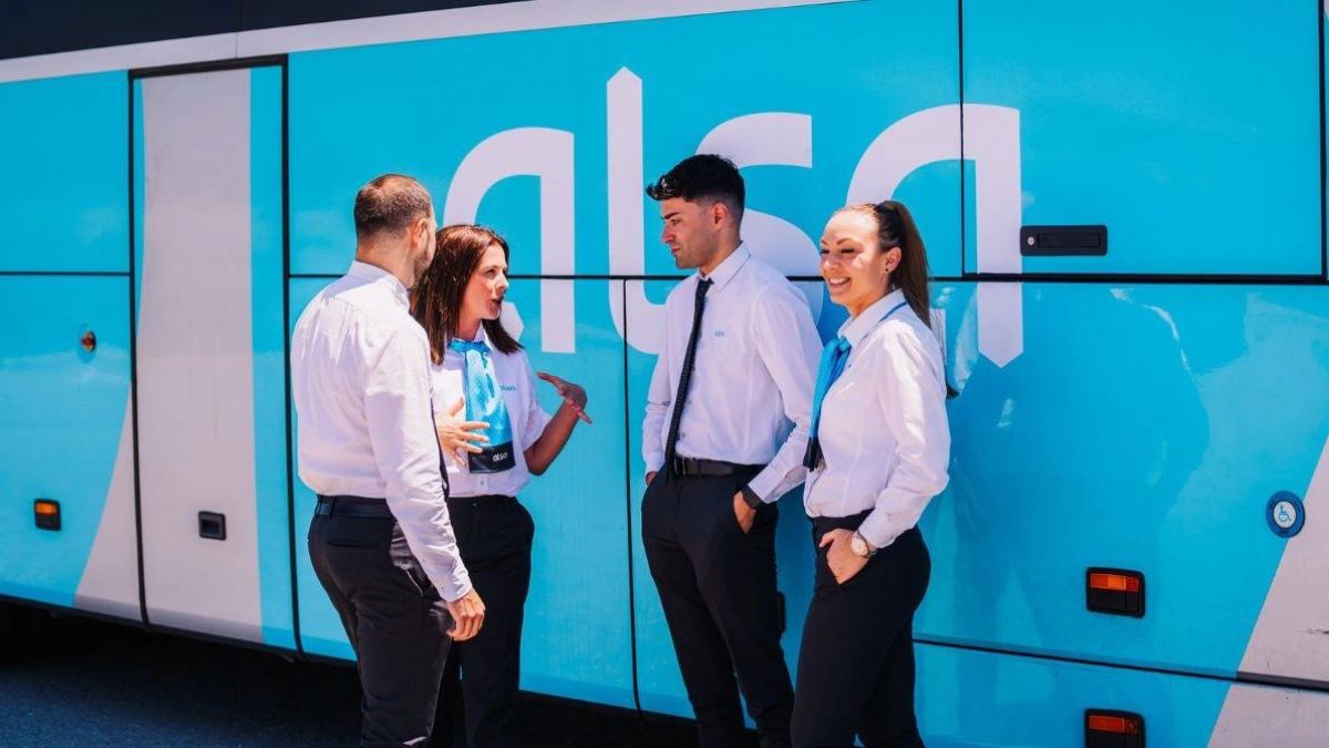 Trabajadores de Alsa dialogando frente a un autobús.