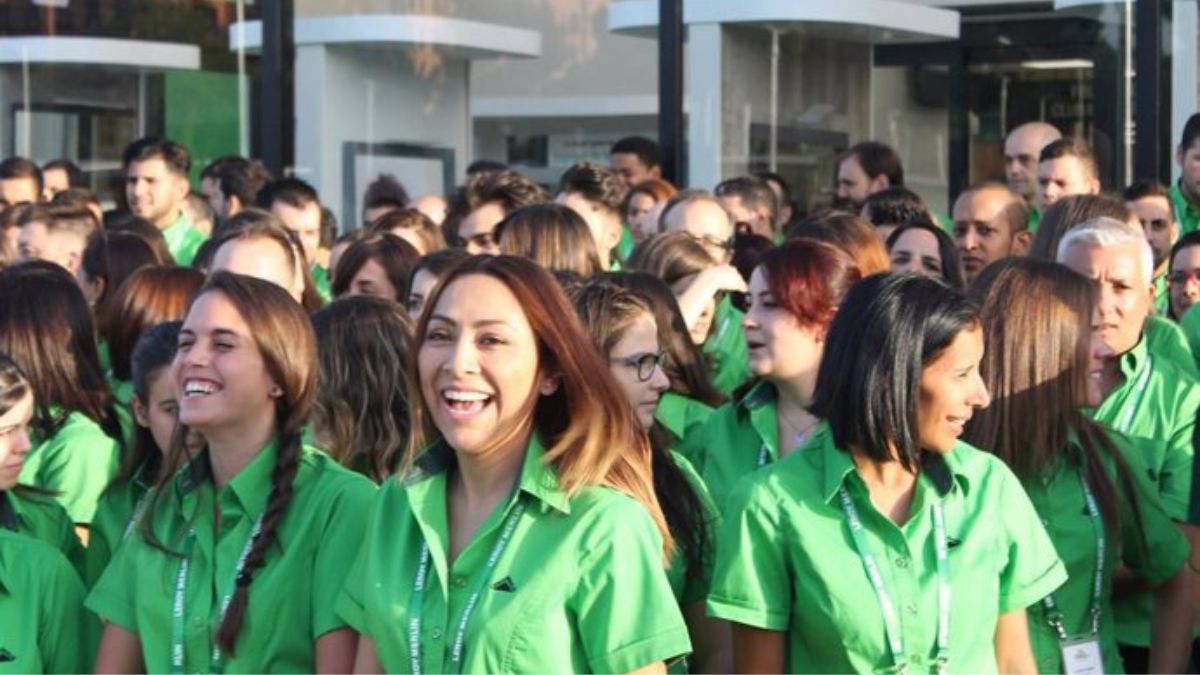 Trabajadores de Leroy Merlin sonriendo.