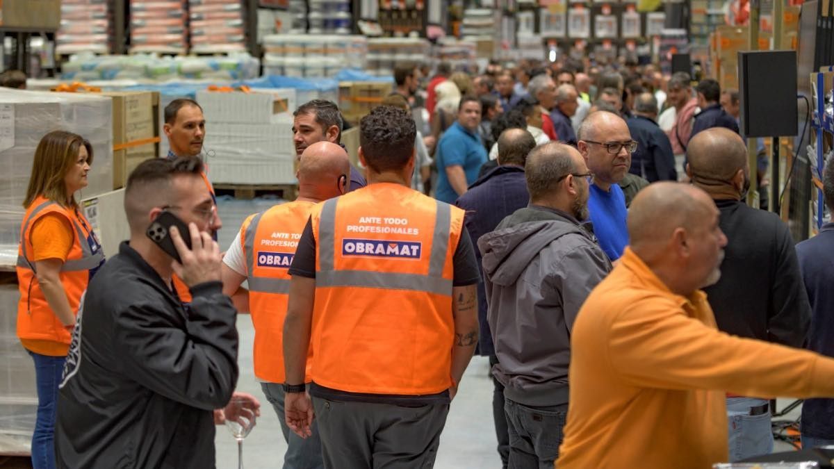 Trabajadores de Obramat caminan por el pasillo de la tienda.