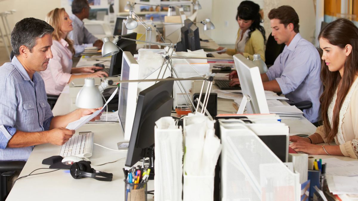 Varios trabajadores en la oficina.