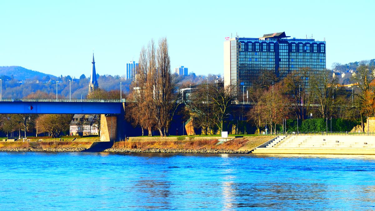 Imagen de la ciudad de Koblenz con un río.