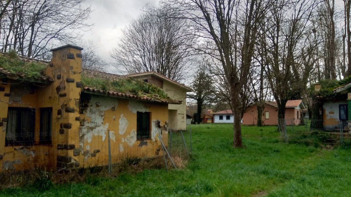 Casa abandonada en Perlora, ciudad de vacaciones.