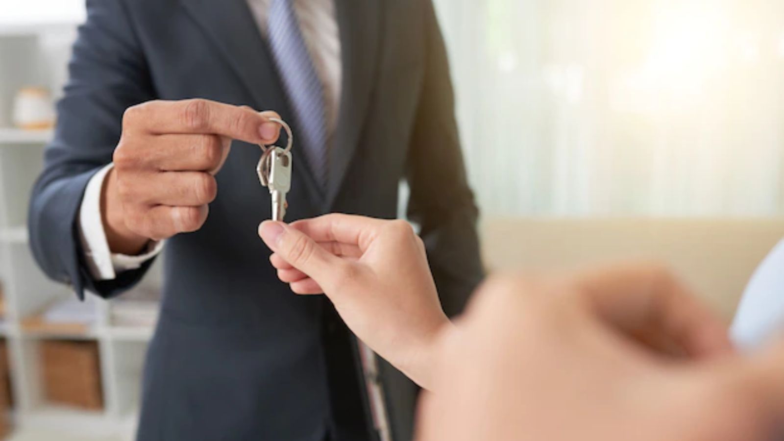 imagen de una persona entregando unas llaves de una vivienda